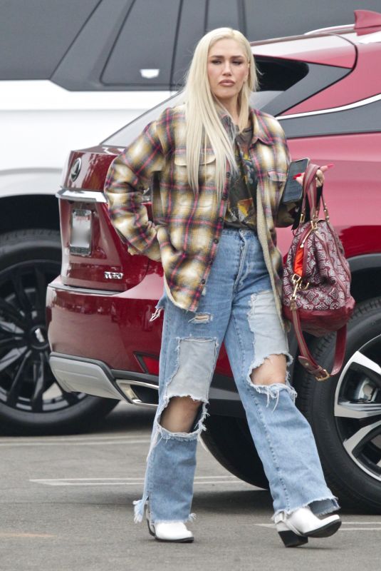 GWEN STEFANI Out Shopping in Los Angeles 09/26/2021