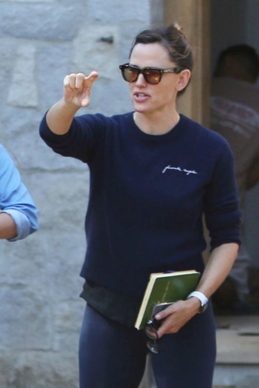 JENNIFER GARNER at Construction Site of Her Future Home in Brentwood 09/22/2021