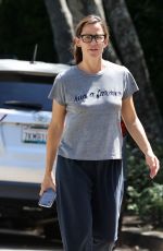 JENNIFER GARNER Checking Out Her New House in Brentwood 09/09/2021
