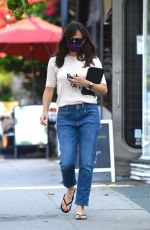 JENNIFER GARNER Leaves a Nail Salon in Brentwood 09/24/2021