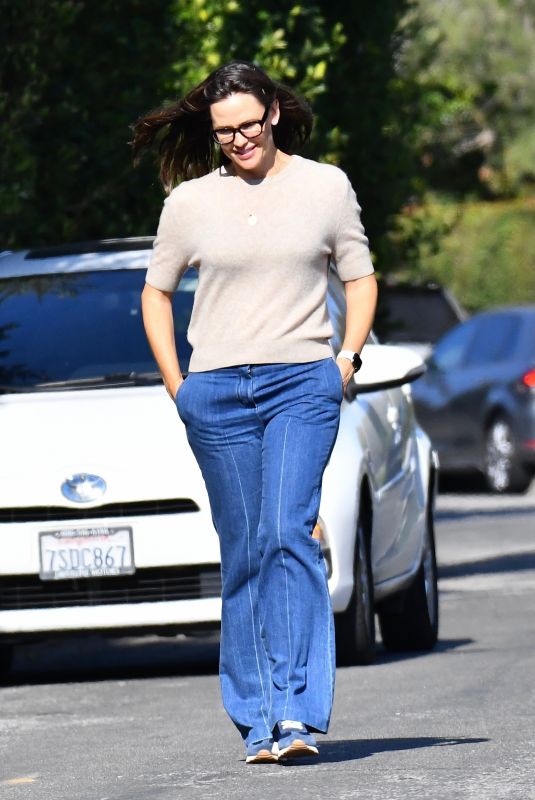 JENNIFER GARNER Out and About in Brentwood 09/17/2021