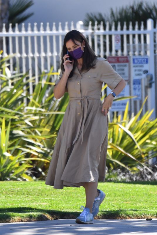 JENNIFER GARNER Out and About in Brentwood 09/21/2021