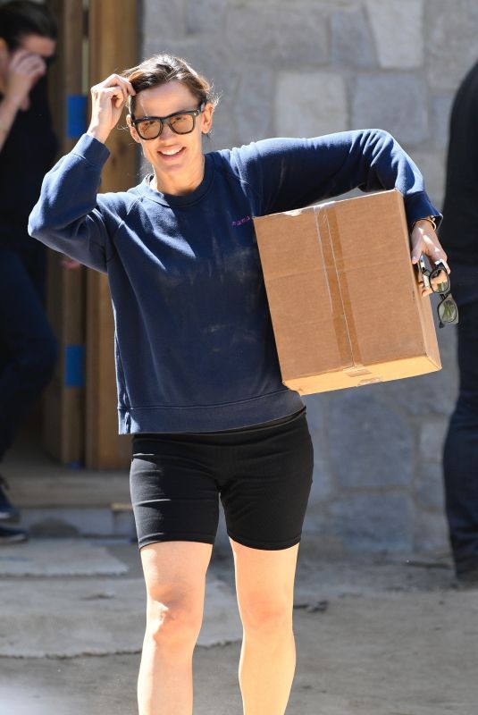 JENNIFER GARNER Outside Her Home in Brentwood 09/16/2021