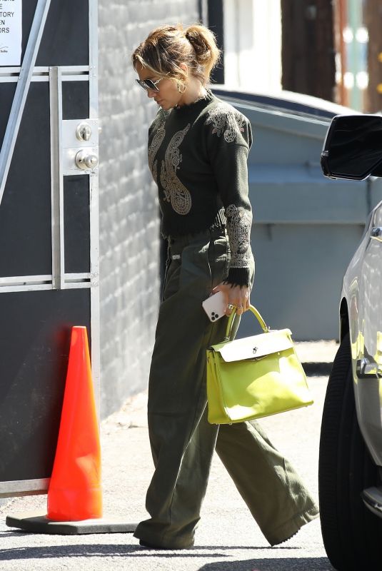 JENNIFER LOPEZ Out and About in Los Angeles 09/15/2021 
