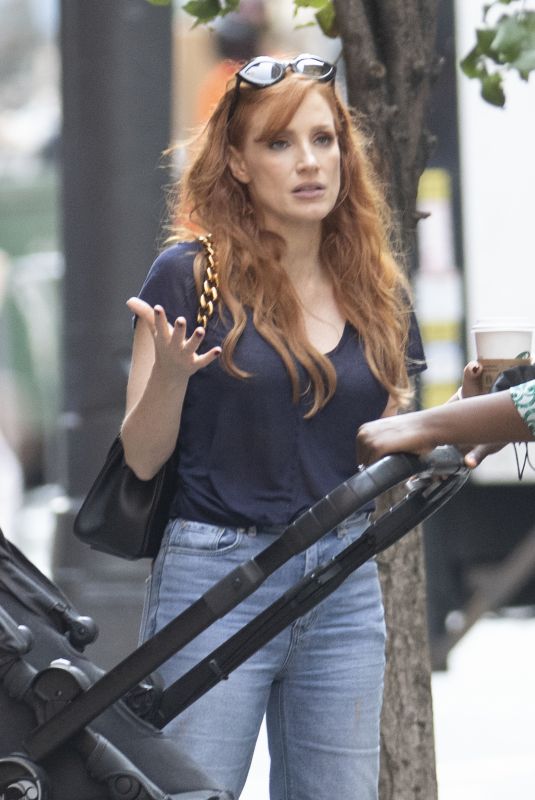 JESSICA CHASTAIN Talks with a Friend in New York 09/15/2021