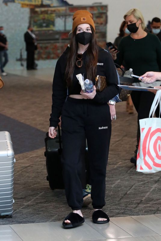 KACEY MUSGRAVES Arrives at Laguardia Airport in New York 09/28/2021