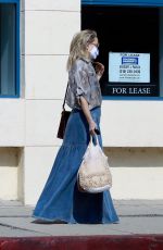 KATE HUDSON Out for Drink while Shopping in Pacific Palisades 09/25/2021