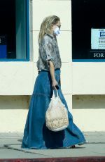 KATE HUDSON Out for Drink while Shopping in Pacific Palisades 09/25/2021