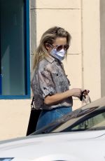 KATE HUDSON Out for Drink while Shopping in Pacific Palisades 09/25/2021