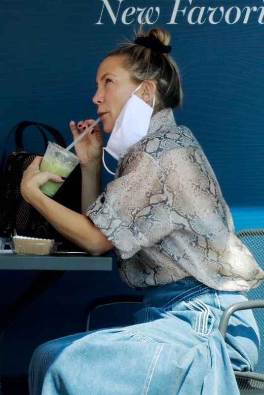 KATE HUDSON Out for Drink while Shopping in Pacific Palisades 09/25/2021