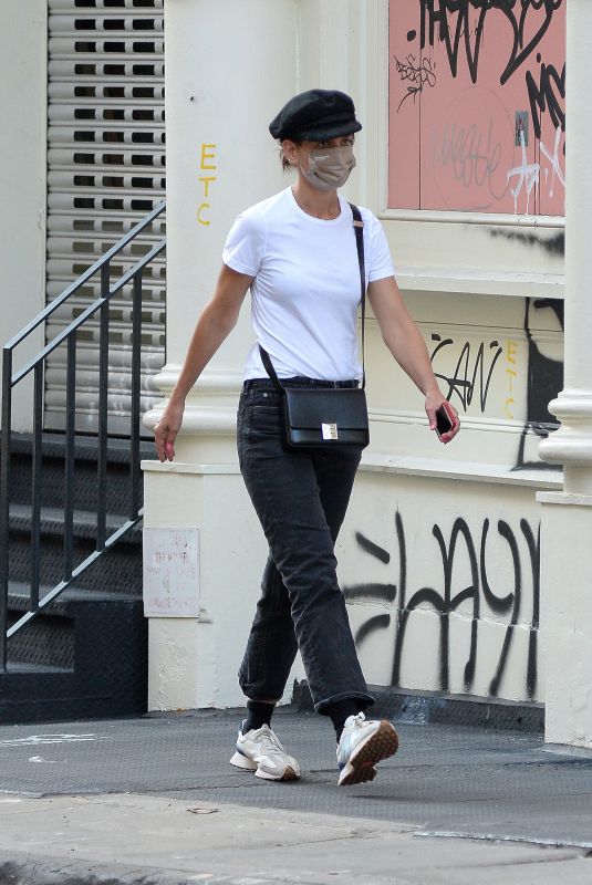 KATIE HOLMES Leaves a Nail Salon in New York 09/11/2021