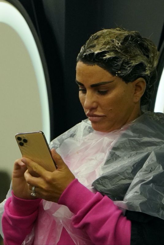 KATIE PRICE Getting Her Hair Extensions Done in Istanbul 09/23/2021