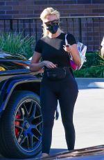 KHLOE KARDASHIAN Out and About in Woodland Hills 09/13/2021