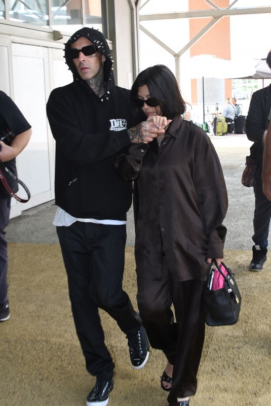 KOURTNEY KARDASHIAN and Travis Barker at Venice Aereoport 08/31/2021