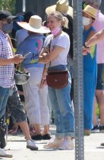 KRISTEN BELL Chatting with Friends Out in Los Angeles 09/08/2021
