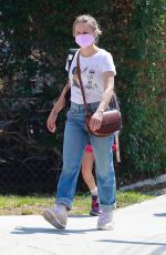 KRISTEN BELL Chatting with Friends Out in Los Angeles 09/08/2021