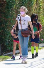 KRISTEN BELL Chatting with Friends Out in Los Angeles 09/08/2021