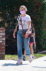 KRISTEN BELL Chatting with Friends Out in Los Angeles 09/08/2021