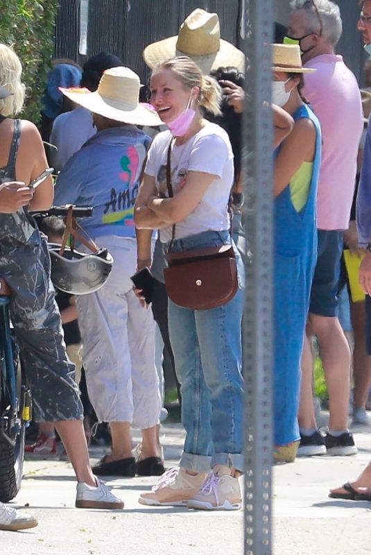 KRISTEN BELL Chatting with Friends Out in Los Angeles 09/08/2021