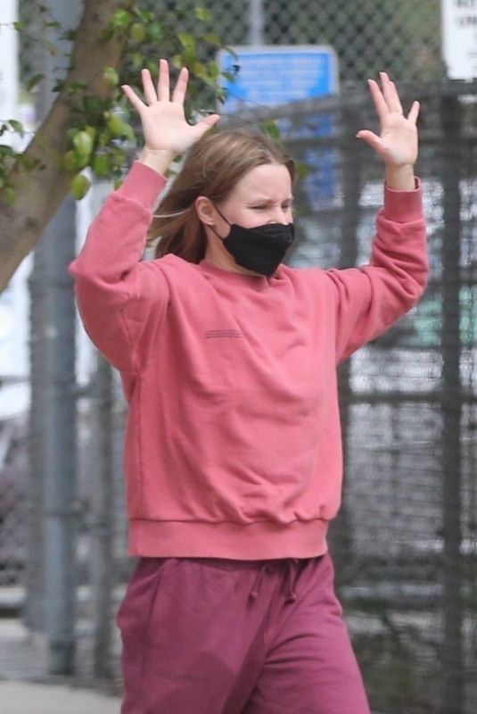 KRISTEN BELL Drops Her Kids off at School in Los Angeles 09/01/2021
