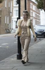 LOTTIE MOSS Out and About in Notting Hill in London 09/01/2021