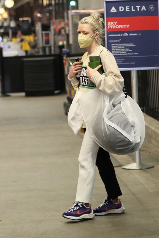 MAISIE WILLIAMS at LAX Airport in Los Angeles 09/17/2021
