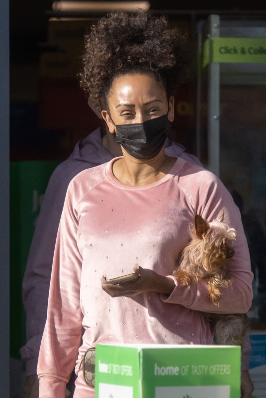 MELANIE BROWN Leaves a Pet Store in Leeds 09/03/2021