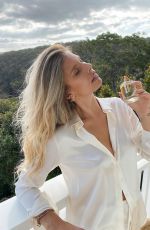 NATASHA OAKLEY - Insagram Photos 09/25/2021