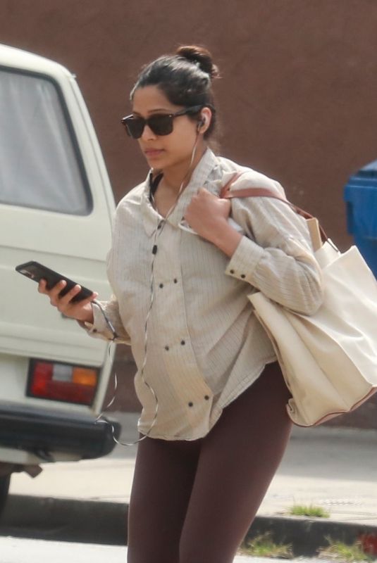 Pregnant FREIDA PINTO Shopping for Groceries in Los Feliz 08/31/2021