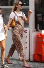 Pregnant JENNIFER LAWRNCE Out in New York 09/08/2021