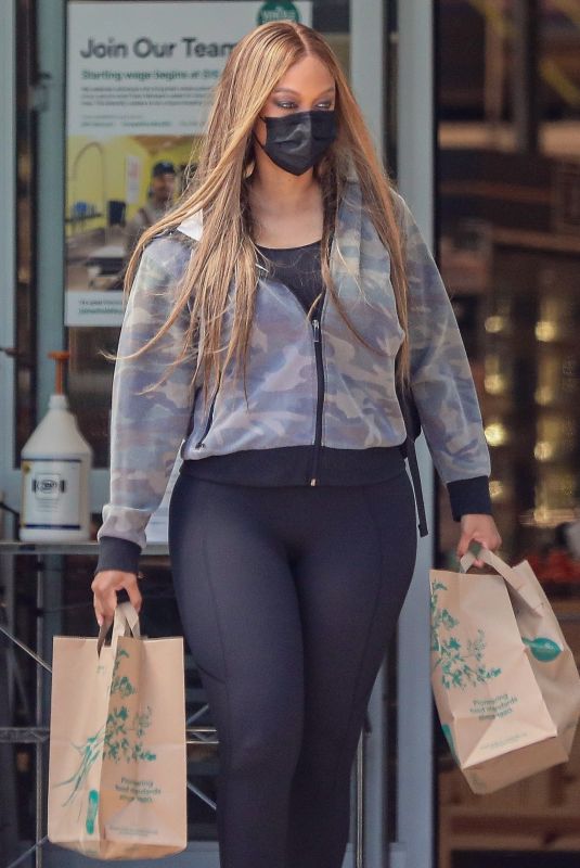 TYRA BANKS Shopping at Whole Foods in Malibu 09/15/2021