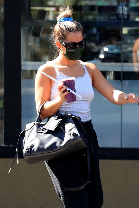 ADDISON RAE at Earthbar in West Hollywood after a pilates class with a friend" (20.10.2021)