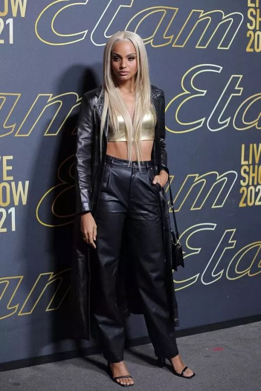 ALICIA AYLIES at Etam Womenswear Spring/Summer 2022 Show in Paris 10/04/2021