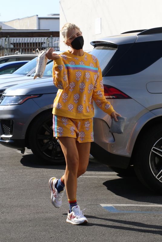AMANDA KLOOTS Arrives at Dance Rehersals in Los Angeles 10/05/2021
