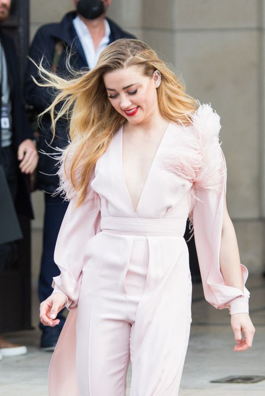 AMBER HEARD Leaves L