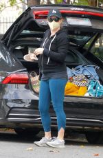 AMY ADAMS at Kreation Organic Juicery in Beverly Hills 10/11/2021