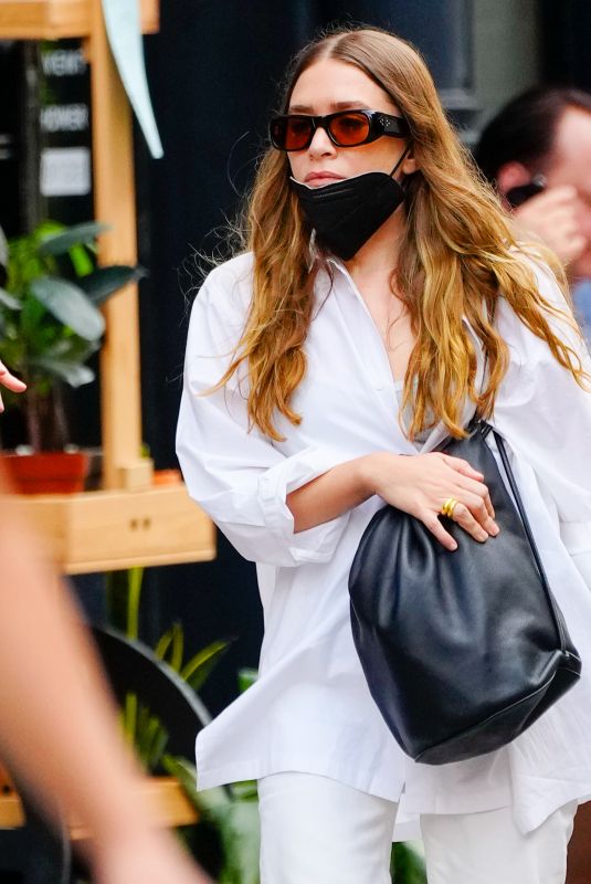 ASHLEY OLSEN Out for Lunch with Friends in New York 10/03/2021