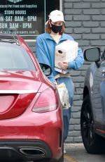 AUBREY PLAZA Shopping at Tailwaggers & Tailwashers Hollywood Pet Supply Store in Los Feliz 10/30/2021
