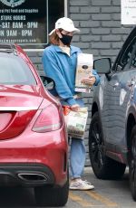 AUBREY PLAZA Shopping at Tailwaggers & Tailwashers Hollywood Pet Supply Store in Los Feliz 10/30/2021