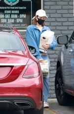 AUBREY PLAZA Shopping at Tailwaggers & Tailwashers Hollywood Pet Supply Store in Los Feliz 10/30/2021