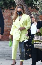 BEYONCE Leaves Venice by Taxi Boat 10/17/2021