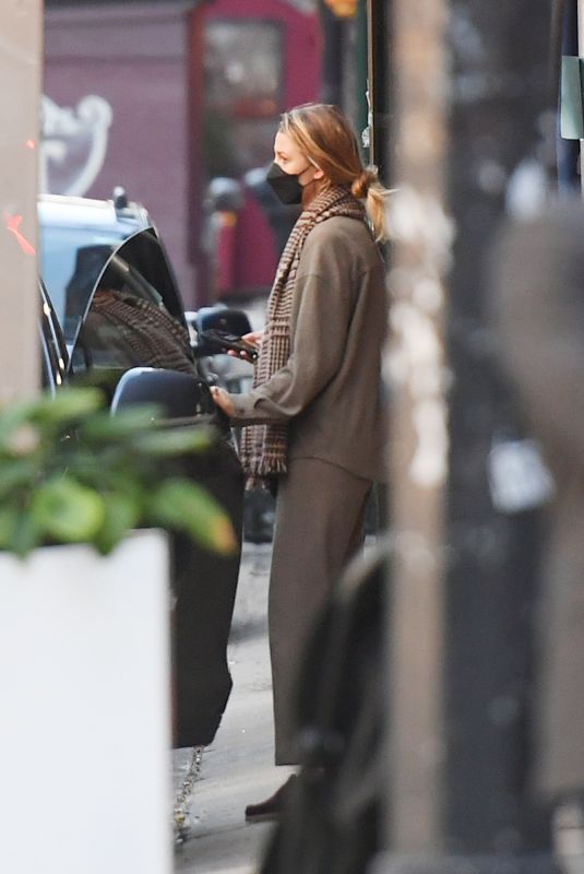 BLAKE LIVELY Leaves a Nail Salon in New York 10/15/2021