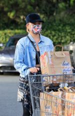 CHRISSY TEIGEN Shopping at Bristol Farms in Los Angeles 10/06/2021