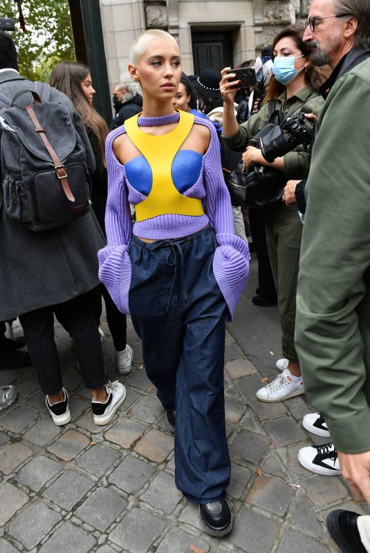 IRIS LAW Arrives at Loewe Spring/Summer 2022 Show at Paris Fashion Week 10/01/2021