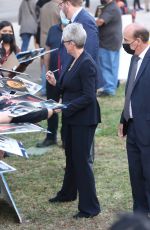 JAMIE LEE CURTIS Signs Autographs in Burbank 10/17/2021