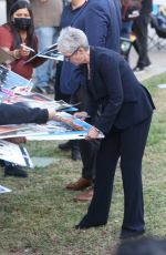 JAMIE LEE CURTIS Signs Autographs in Burbank 10/17/2021