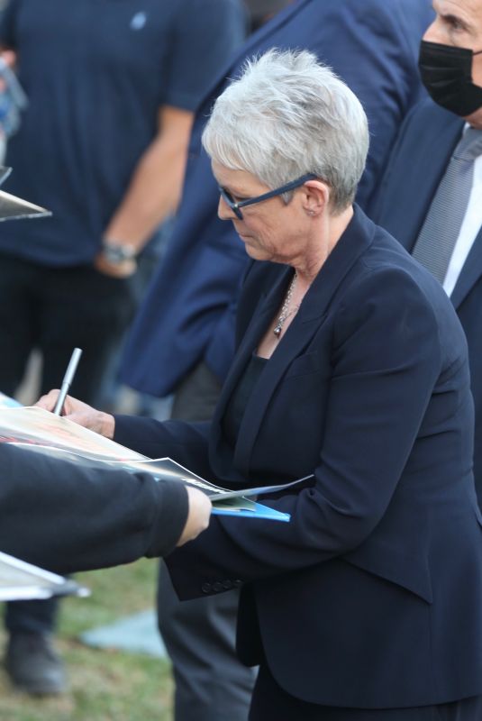 JAMIE LEE CURTIS Signs Autographs in Burbank 10/17/2021