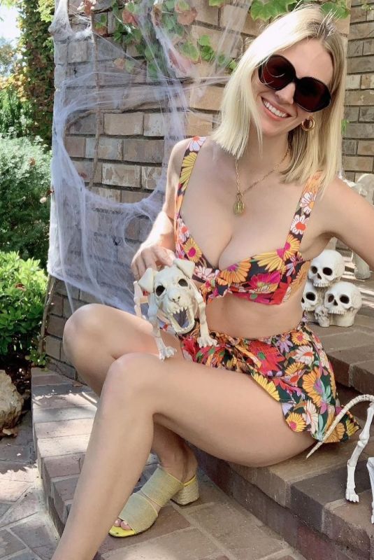 JANUARY JONES - Instagram Photos 10/03/2021