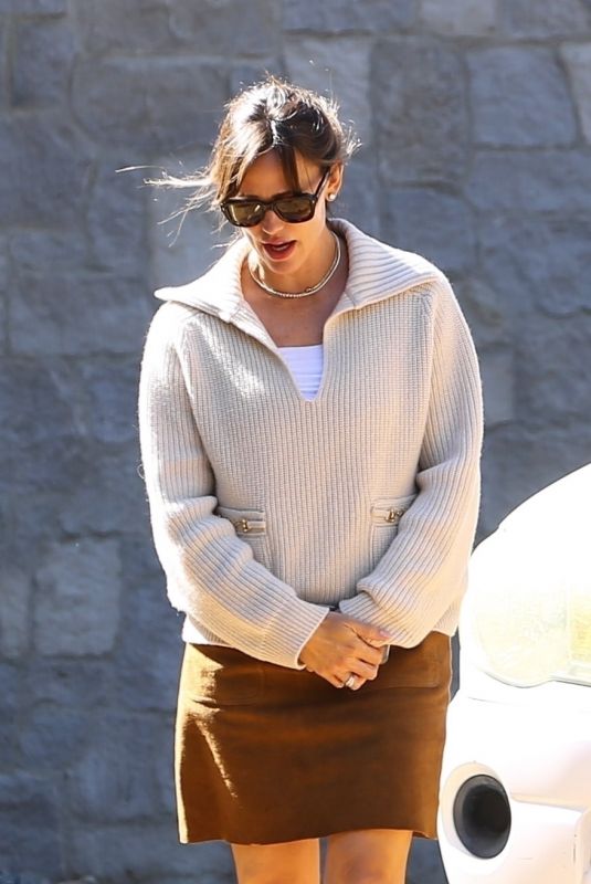 JENNIFER GARNER at Her New House Under Construction in Brentwood 10/22/2021