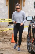JENNIFER GARNER Checking on Her New House Under Construction in Brentwood 10/07/2021